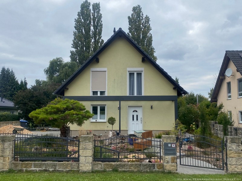 Terrassendach Cubic-Line als Eingangsüberdachung in Brieselang 1